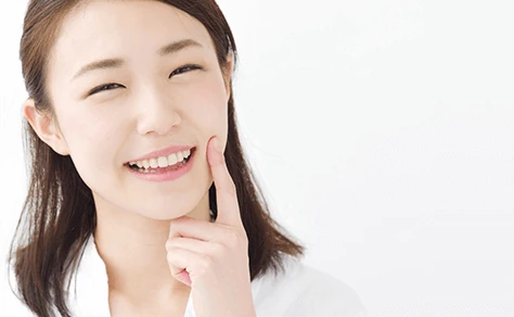 女性の笑顔の写真